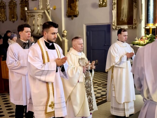 W tę świętą noc zgromadziliśmy się, by razem z Maryją i Józefem przyjąć Jezusa, który rodzi się dla nas jako…