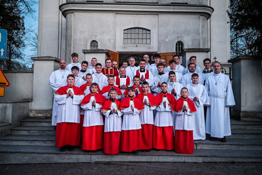 W Wielki Piątek zgromadziliśmy się w naszej świątyni, aby w ciszy oraz skupieniu rozważać mękę i śmierć Pana… W Wielki Piątek zgromadziliśmy się w naszej świątyni, aby w ciszy oraz skupieniu rozważać mękę i śmierć Pana…